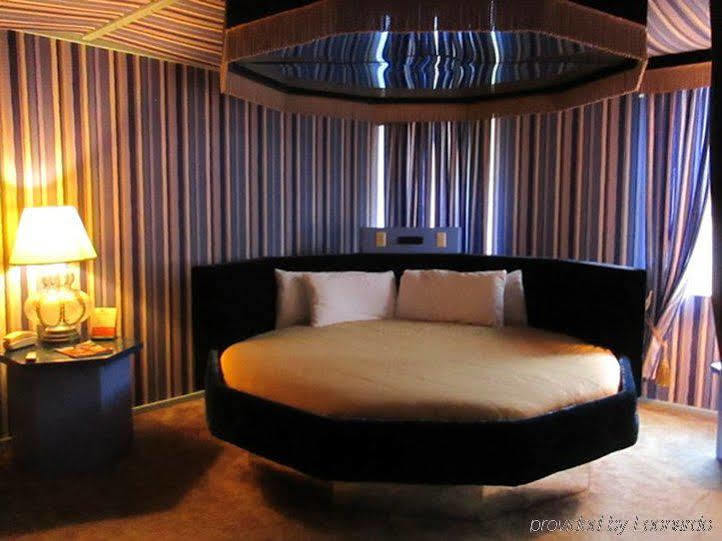 Red Carpet Inn Fanta Suites Hotel جرينوود المظهر الخارجي الصورة