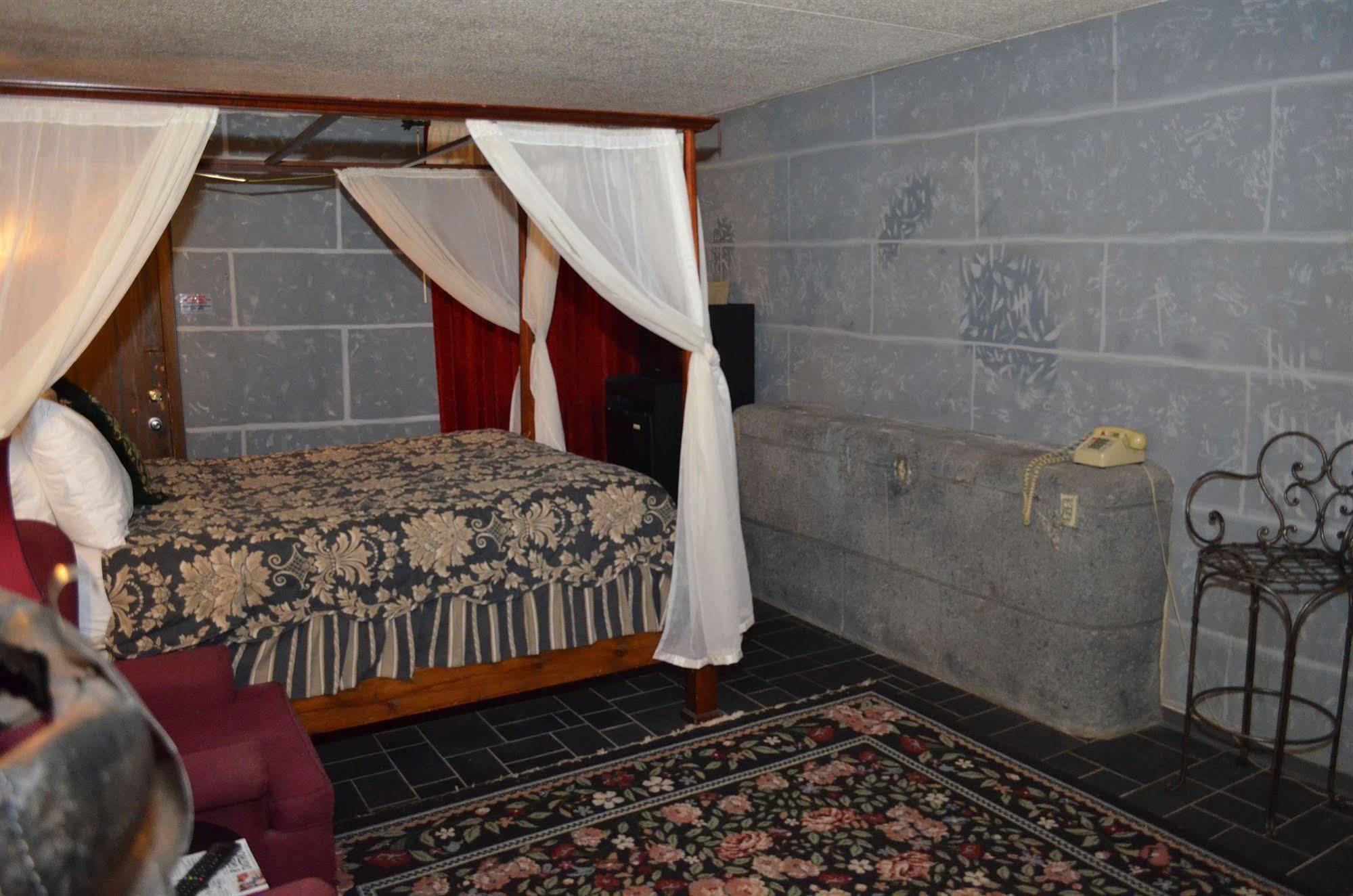 Red Carpet Inn Fanta Suites Hotel جرينوود المظهر الخارجي الصورة