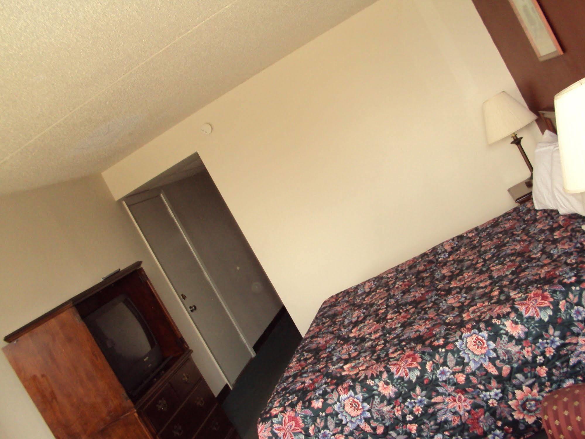 Red Carpet Inn Fanta Suites Hotel جرينوود المظهر الخارجي الصورة