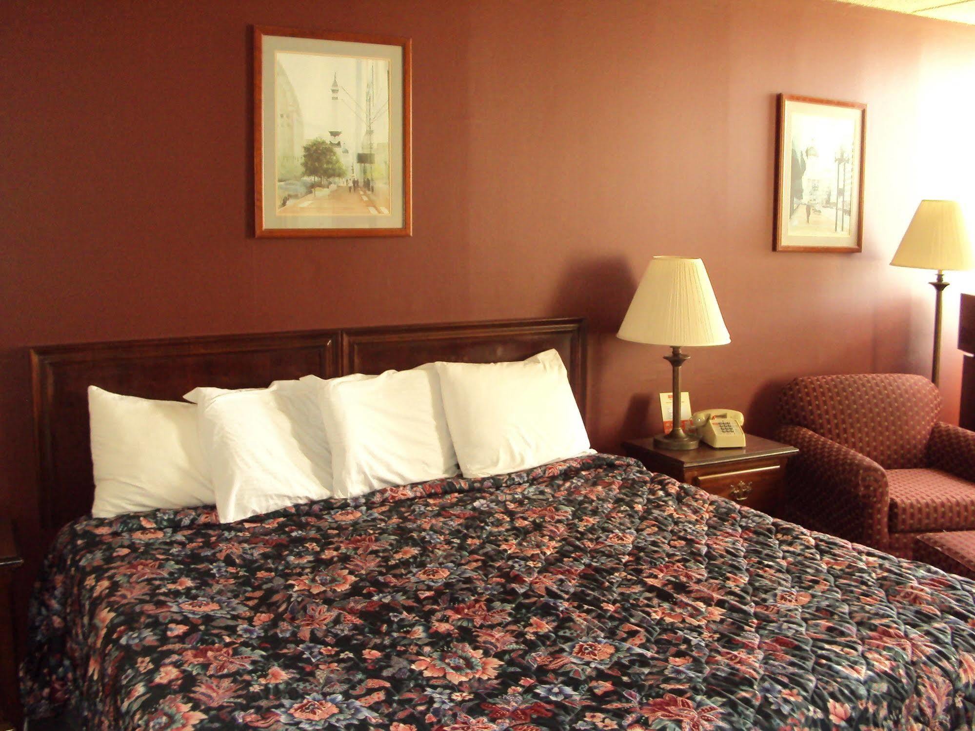 Red Carpet Inn Fanta Suites Hotel جرينوود المظهر الخارجي الصورة