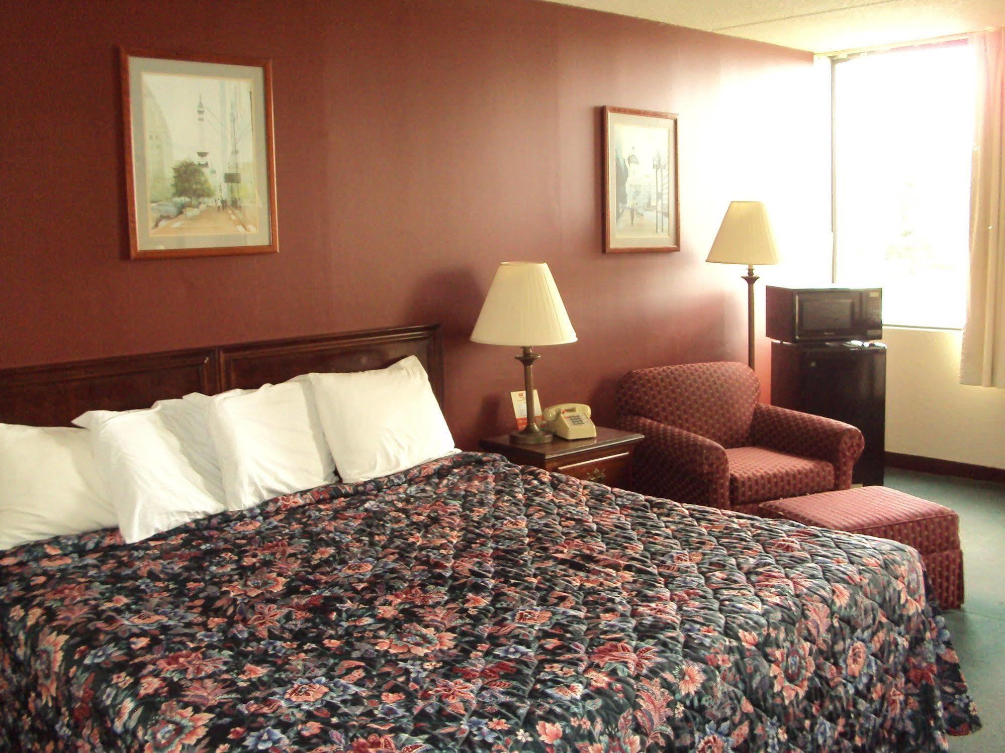 Red Carpet Inn Fanta Suites Hotel جرينوود المظهر الخارجي الصورة